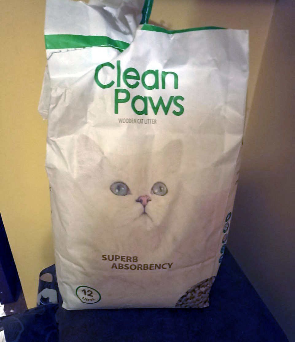 Я обычно пользуюсь древесным впитывающим наполнителем, могу в разные недели покупать разные фирмы, в этот раз попался такой.