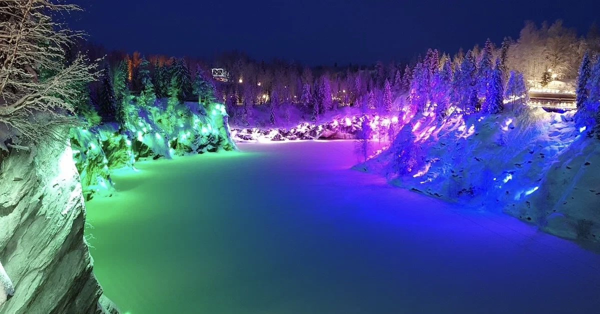 Лучший вид на подсвеченные скалы — со смотровых площадок на противоположной стороне каньона.