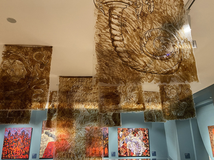     Инсталляция Петра Перевезенцева и работы Анатолия Чечика. Фото Марина Чечушкова