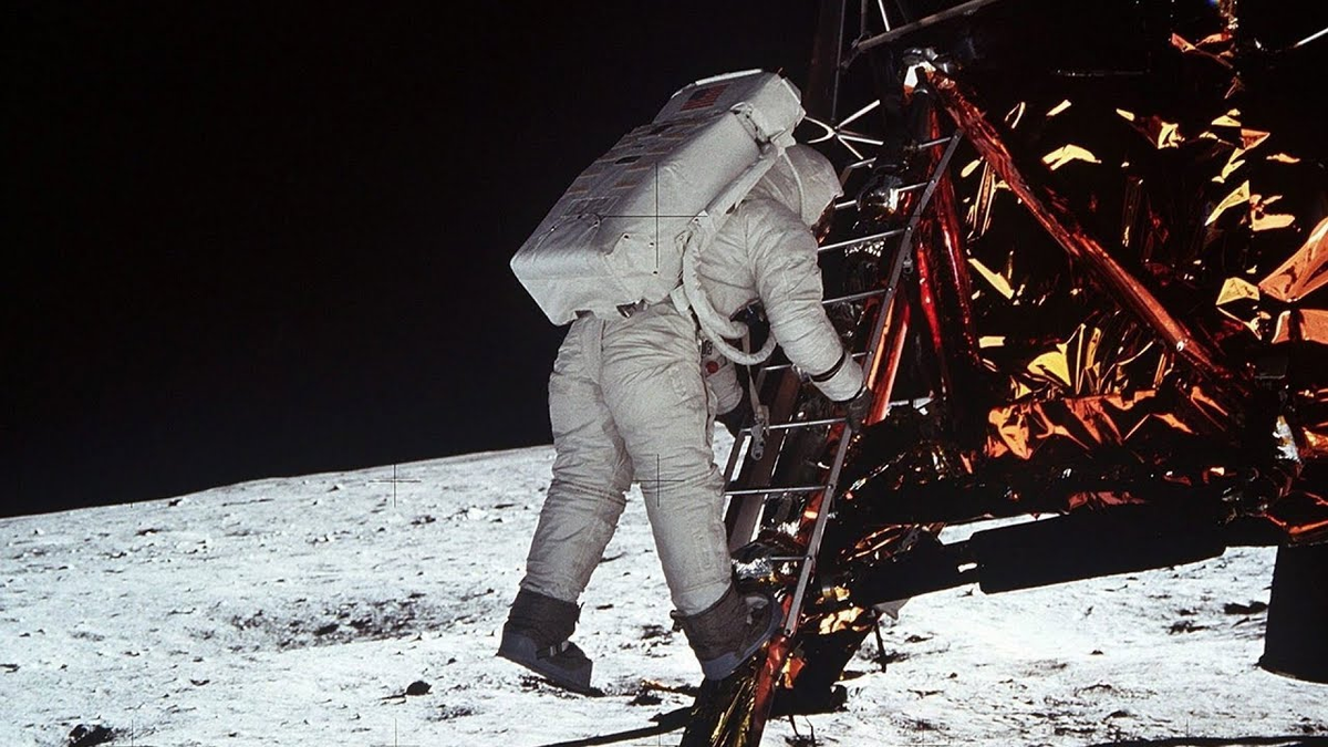 Базз Олдрин спускается на лунную поверхность. Снято Нилом Армстронгом на фотокамеру