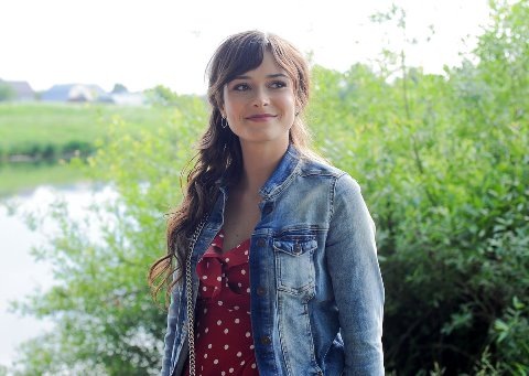 Хорошенькая Катя, высокопрофессионый доктор в глубинке.