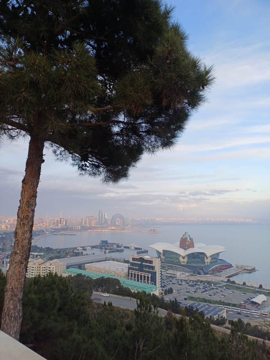 Вид со смотровой, подняться на которую стоит 1 манат или 55 рублей