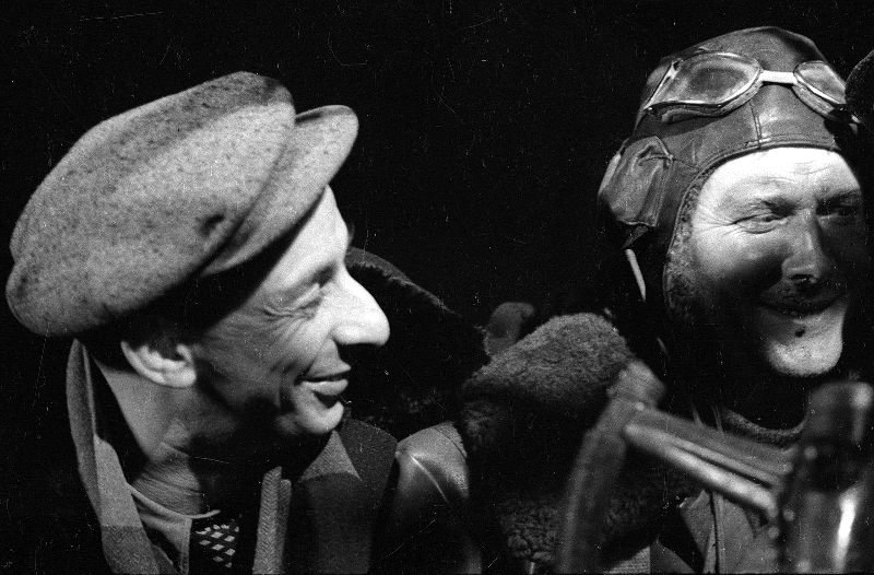 На съёмках фильма «Валерий Чкалов». Кинооператор А. И. Гинцбург и актёр С. Г. Яров (в роли штурмана Александра Белякова) на съёмочной площадке, 1940 год