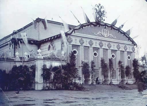 Императорский театр в Петергофе. Сгорел в 1910г. Ныне здесь площадь Жертв революции (названа так в 1968)