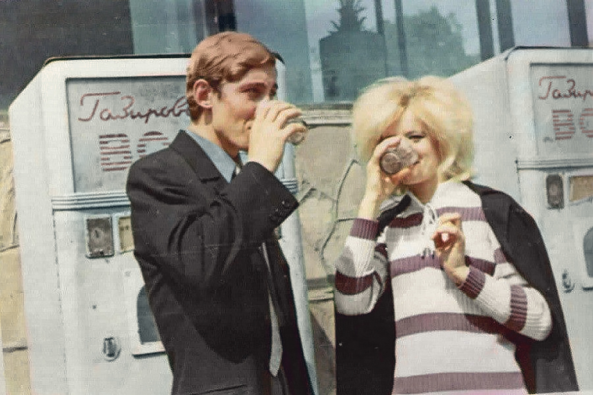 Автоматы с газировкой возле универмага "Юбилейный". Каменец-Подольский. 1980-е