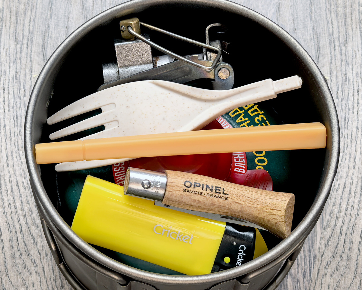 Складная силиконовая кружка размещается под газовым баллоном на дне