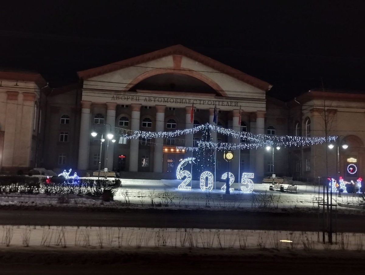 Дворец автомобилестроителей в новогоднем убранстве