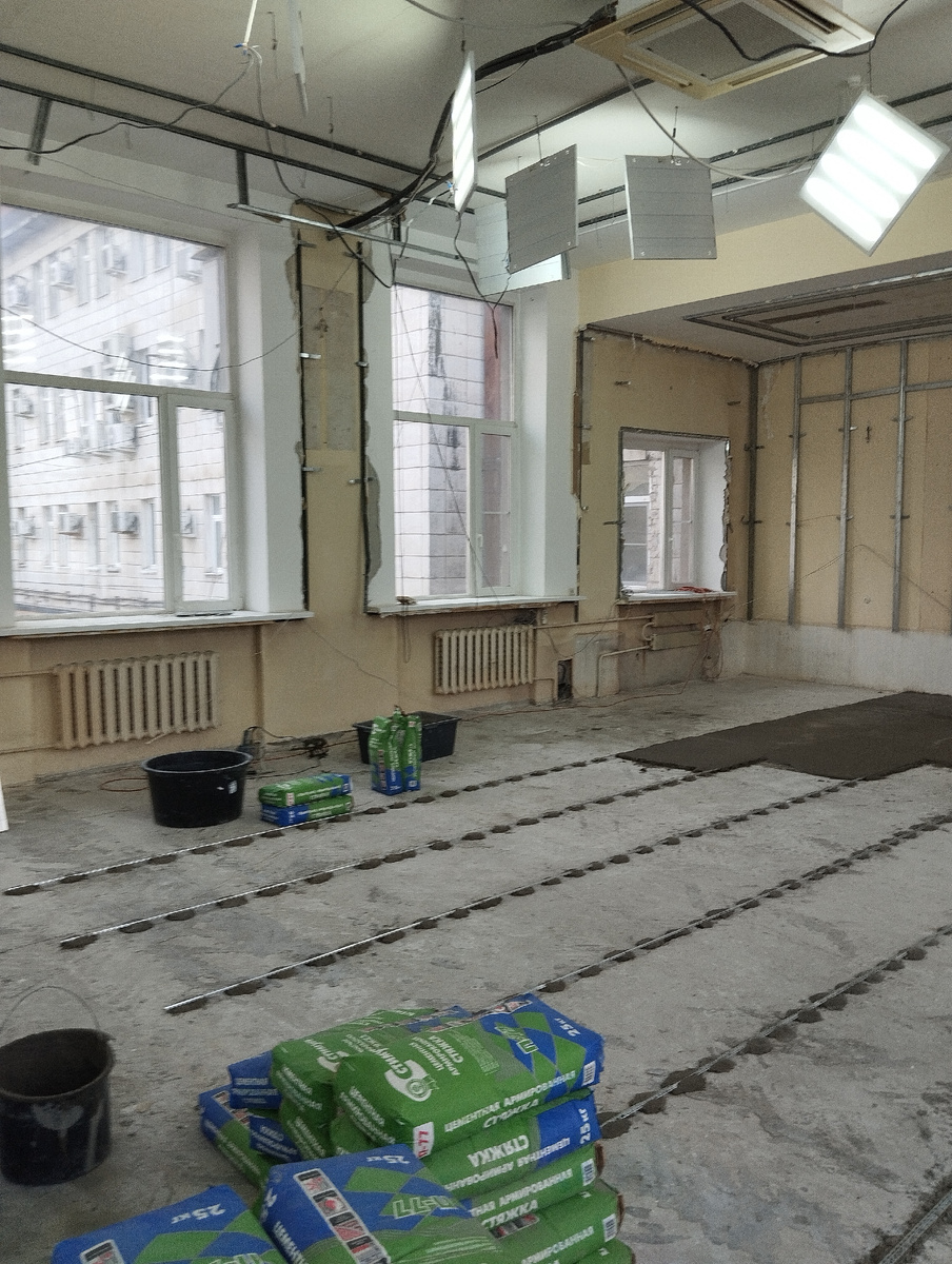 Стяжка пола по маякам.