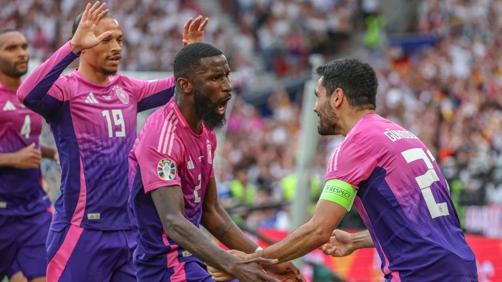 "Девушки бывают разные: черные, белые, красные"(с) Фото: kicker.de / IMAGO/osnapix