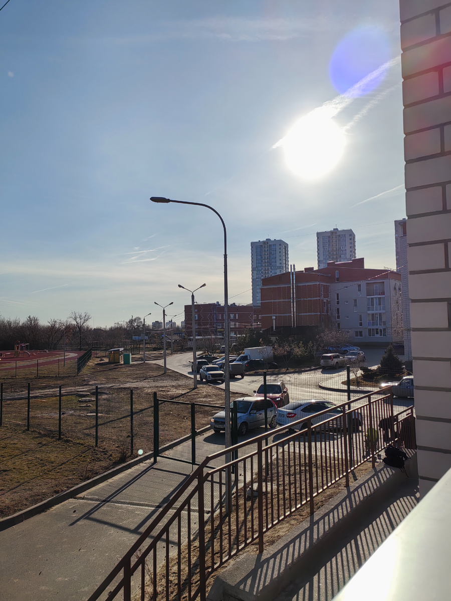 На крыльце школы