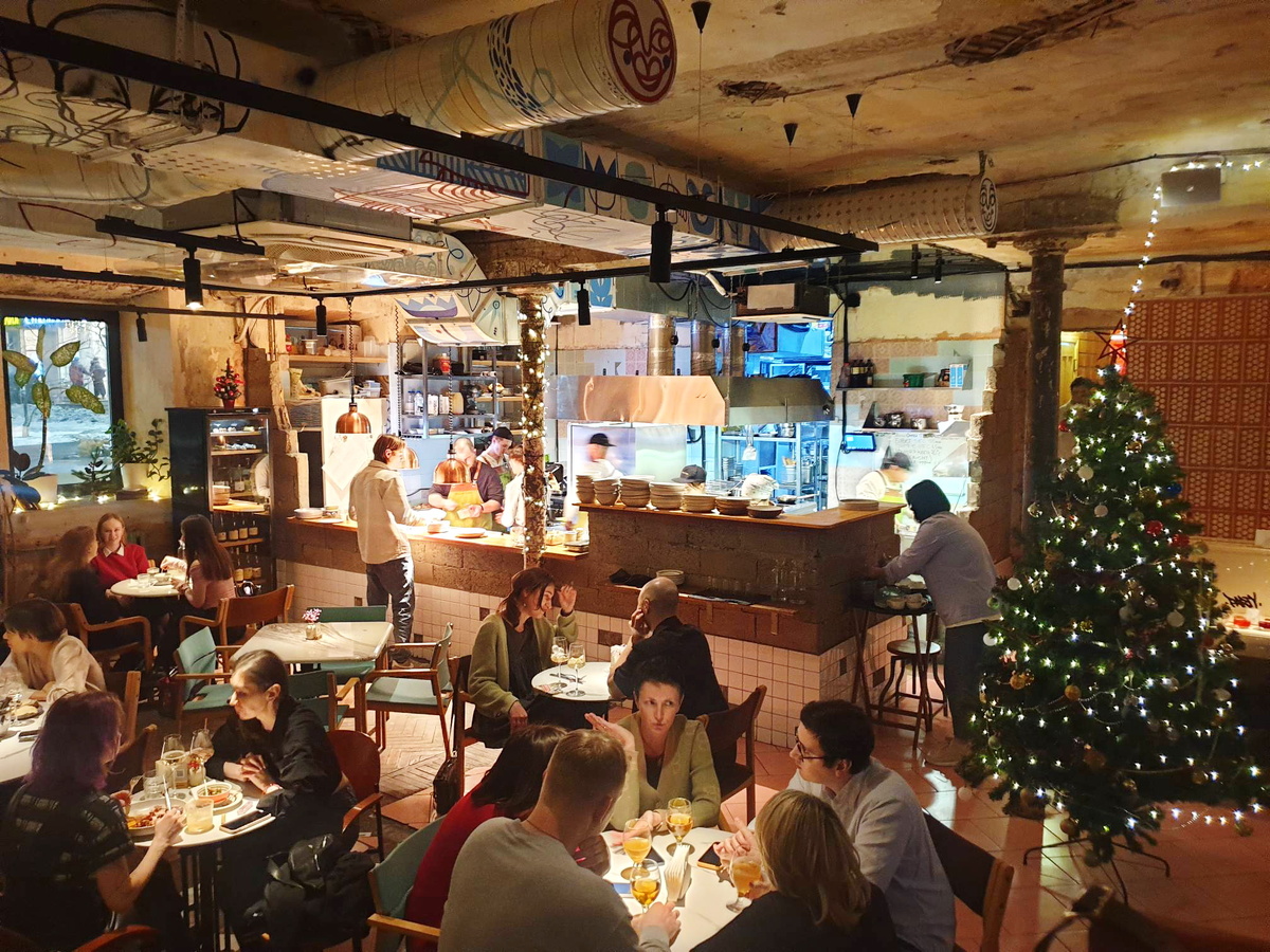 Общий вид зала ресторана-бара "Интеллигенция". Ракурс от входа на открытую кухню