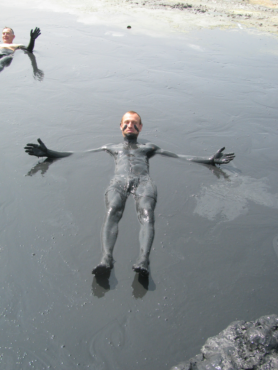 Миша Цыганко в целебных грязях озера Чокрак