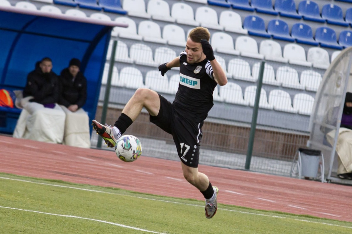 Полузащитник футбольного клуба «Тюмень» Виталий Шитов: «Думаю, что принял правильное решение. Команда играющая, просто в первой части сезона не везло»Хавбек Виталий Шитов вернулся в футбольный клуб «Тюмень». В стане сибирской команды он провёл прошлый сезон, после чего перешёл в столичное «Торпедо». И вот теперь полузащитник — вновь в «Тюмени».- У меня были предложения из других клубов. Но думаю, что я принял правильное решение. Команда в «Тюмени» хорошая, играющая. Просто не повезло в первой части сезона. Будем готовиться к возобновлению чемпионата, жду плодотворные сборы в Турции и Сочи.Одна из причин моего возвращения — тренерский штаб. В прошлом сезоне я получал здесь много игрового времени. Это важно для молодого футболиста.