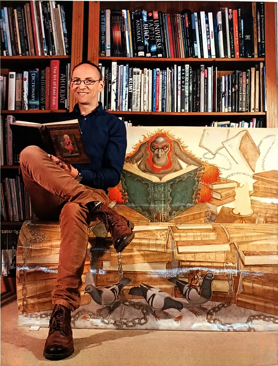 Пол Кидби. На книге- скамейке, посвящëнной Плоскому миру. 