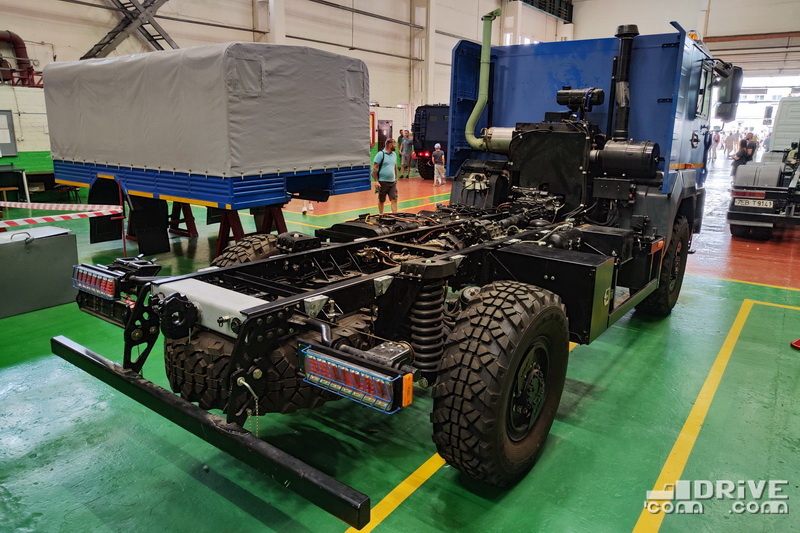 Шасси МЗКТ-4503А. На заднем плане - бортовая платформа произфодства VOLAT