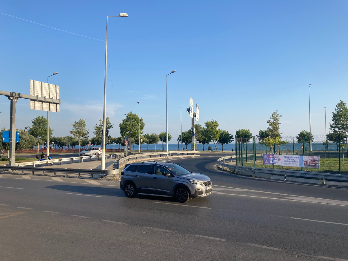 Улица "друга" Турции и вид на сраморное море.