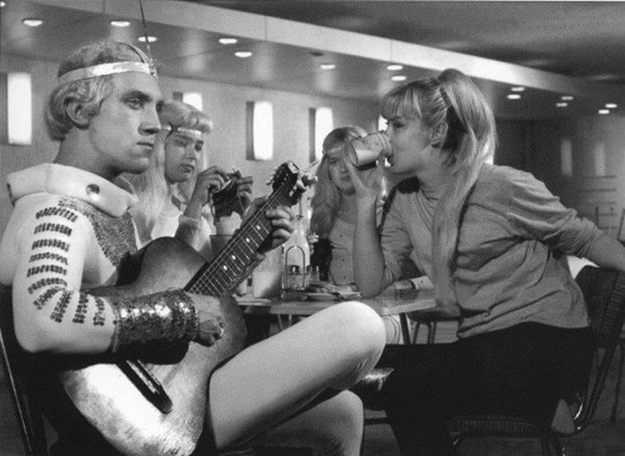 Владимир Высоцкий в фильме "Саша-Сашенька" (1966). Все иллюстрации - Яндекс-Картинки.