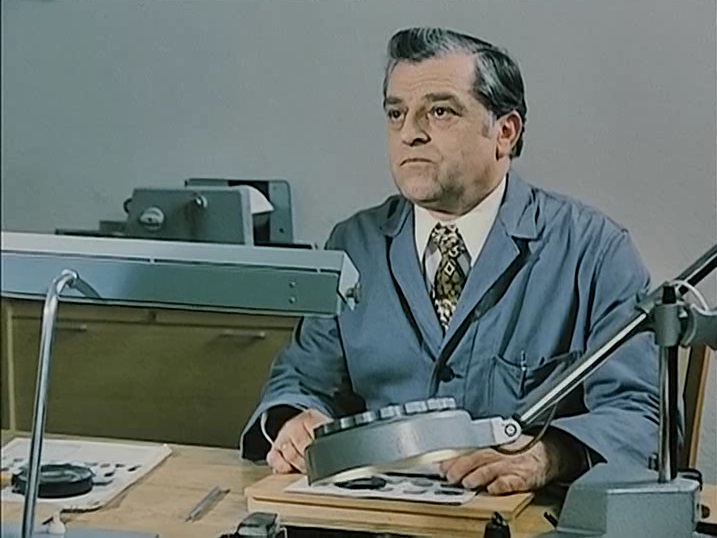 Кадр из фильма "Кольцо с голубым сапфиром" взят для иллюстрации из Яндекс Картинки.