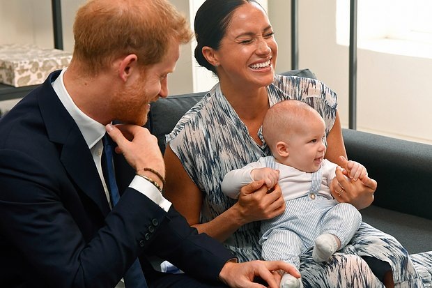    Принц Гарри, Меган Маркл и их сын Арчи в 2019 году. Фото: Samir Hussein / WireImage / Getty Images