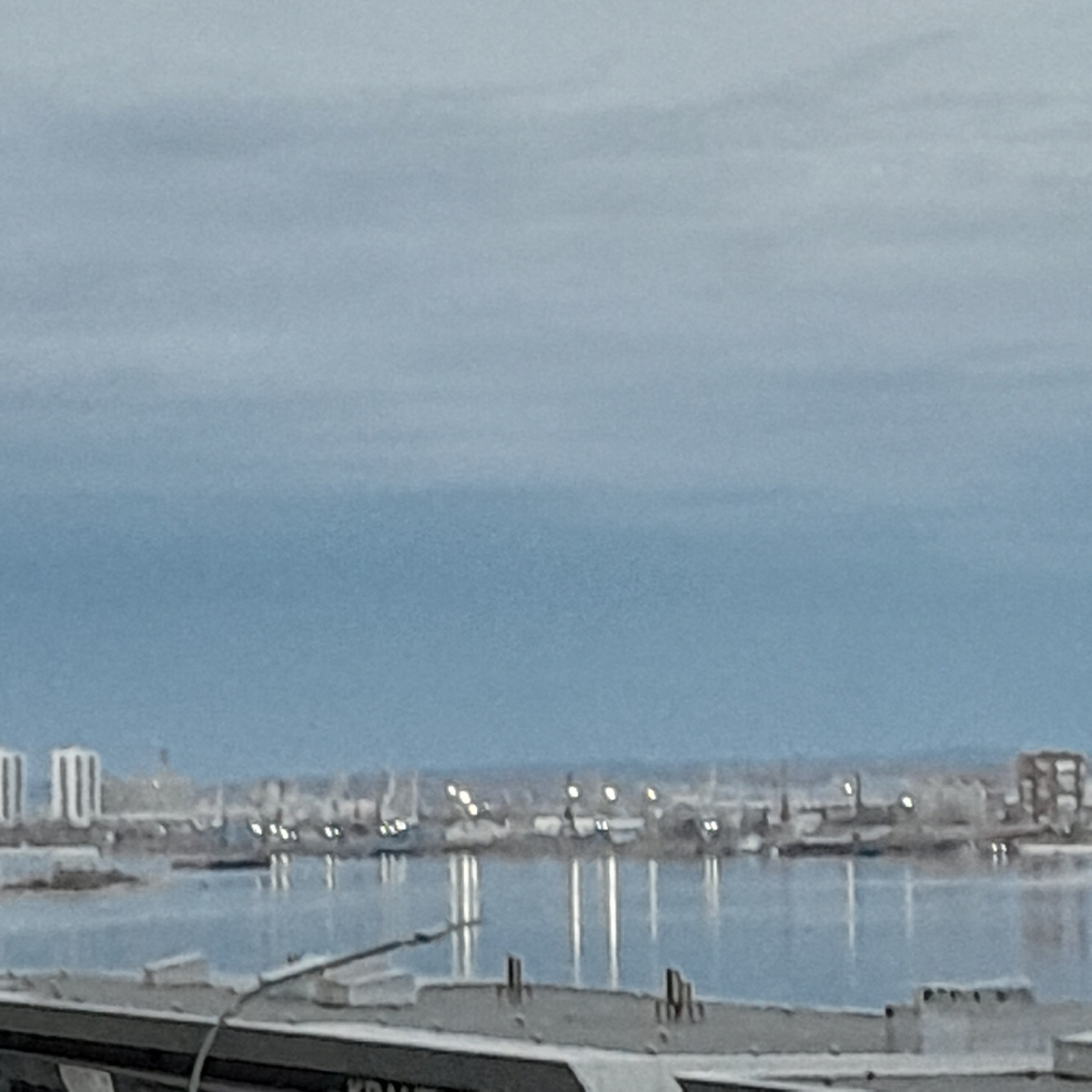 Фото автора. Сегодня. Красиво, когда река цвета неба! 