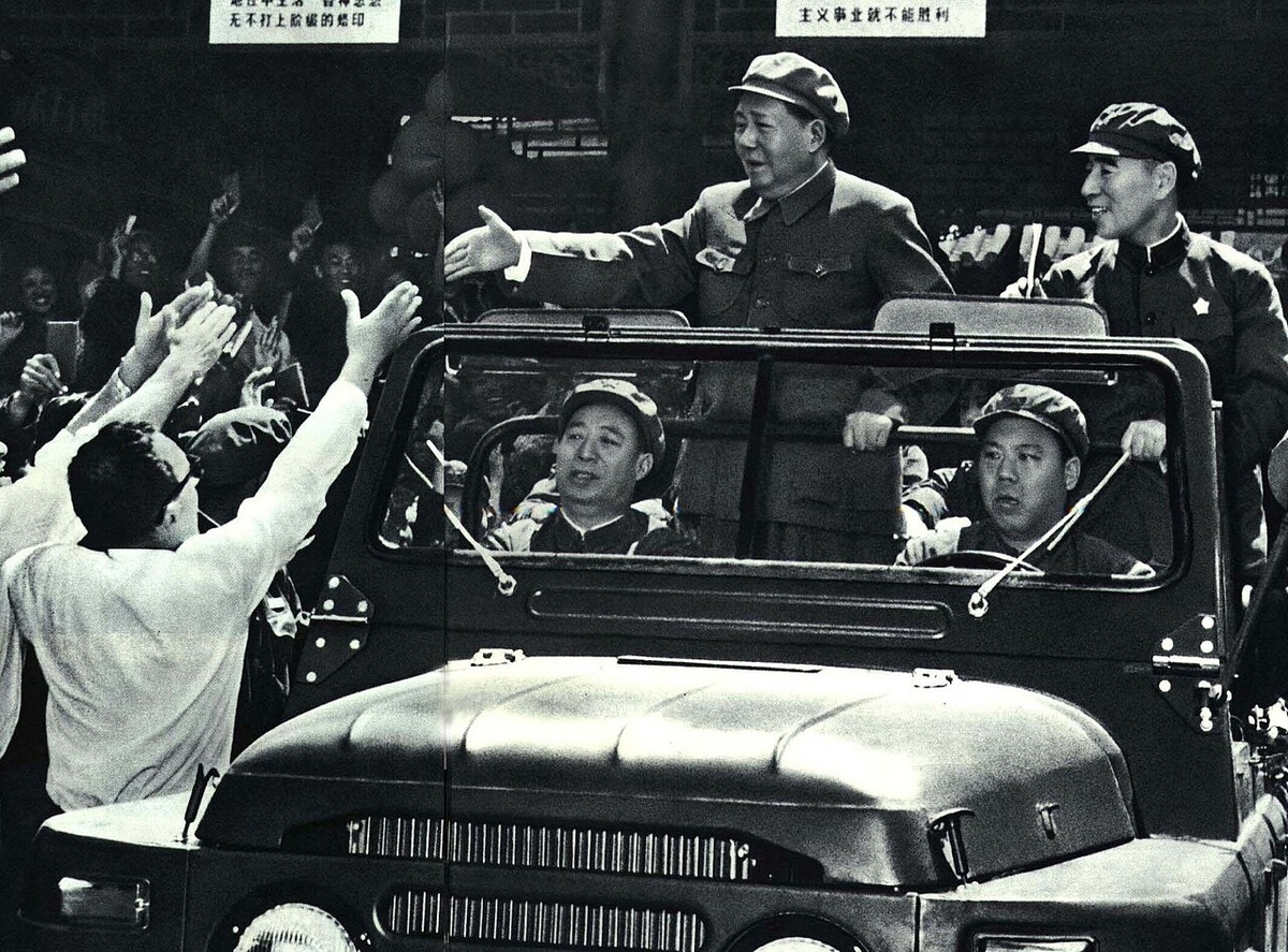 Мао Цзэдун и Линь Бяо на параде рабочих в 1967 году.