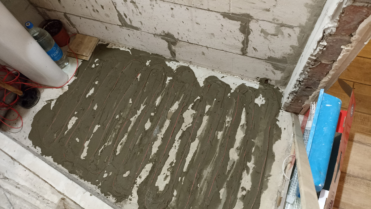 Дверной проём забаррикадировали от любопытных котов - двери-то в ванную пока нет :) 