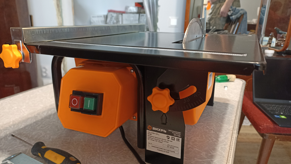 Инструкция по сборке - зашибись! Рисунки в ней поясняют совершенно другую модель. Видимо, ошиблись при укладке в коробку.