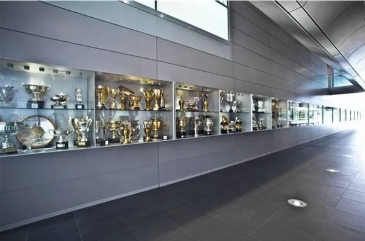 McLaren — одна из старейших и наиболее успешных команд в истории Формулы-1, о чём красноречиво свидетельствует их коллекция трофеев.
