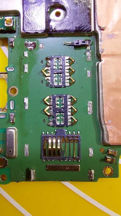 Ошмётки некогда бывшего полноценного сим коннектора. (листайте, есть ещё фото)