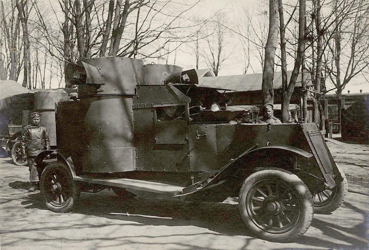 Бронеавтомобиль "Остин" 2-й серии - видны изменения в конструкции корпуса, появились наклонные листы, увеличились смотровые оконца. Фотография в свободном доступе.