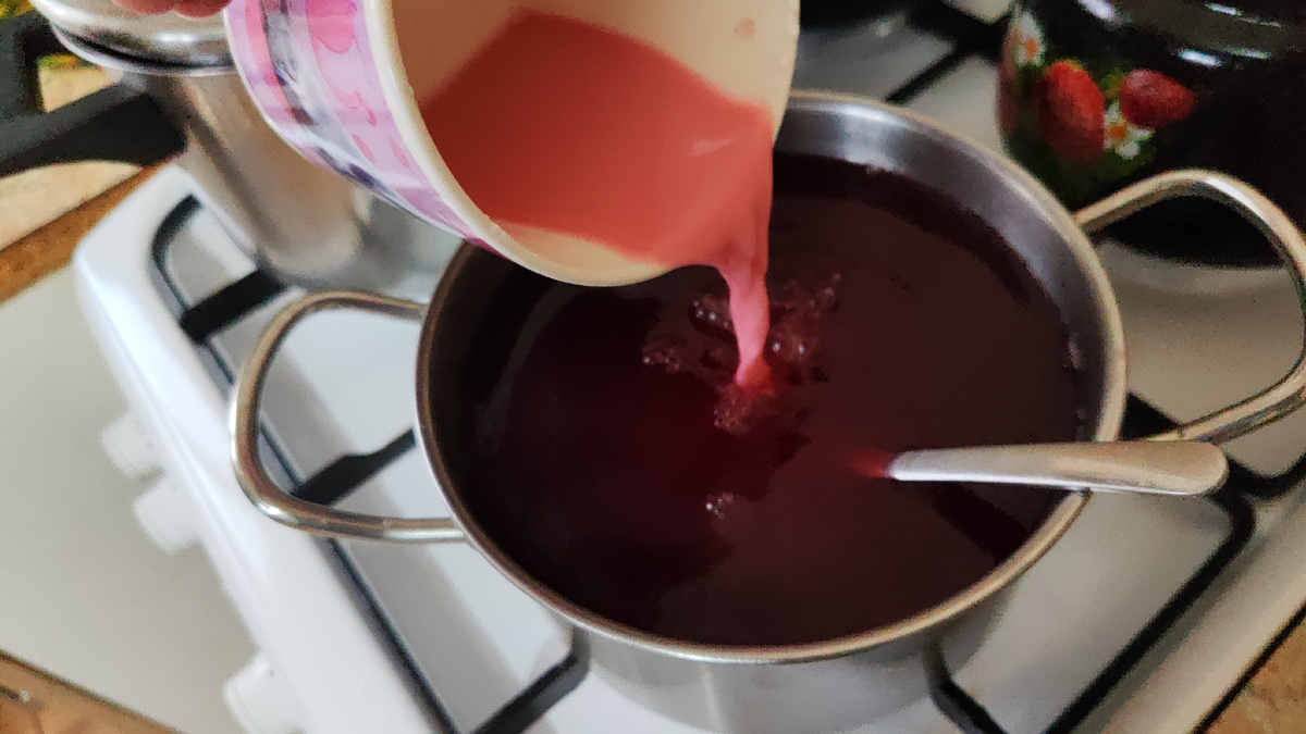 Делаю кисель детям