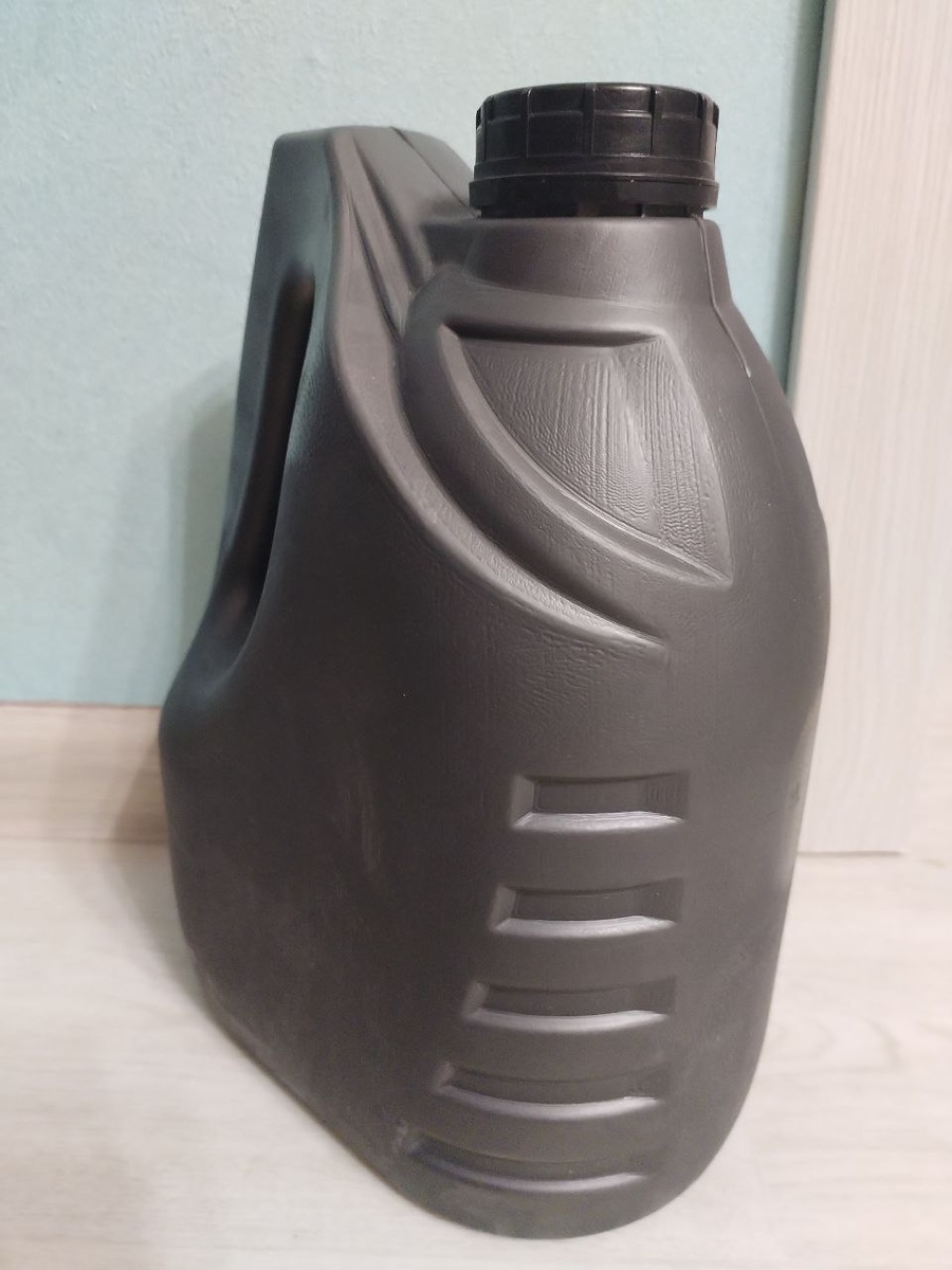 Сзади ничего нет, как нет и окошка для контроля уровня масла. Источник: фото автора.