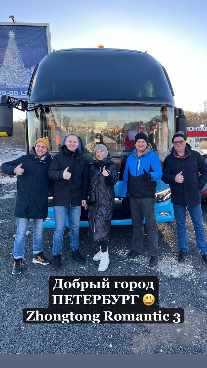 приобрел для  
Муниципальное бюджетное учреждение «Ломоносовский районный Дворец культуры им. Ш.В. Меликидзе» муниципального образования Ломоносовский муниципальный район Ленинградской области. Ведет активную работу по организации досуга, творческой активности населения. На фото Андреева Елена Юрьевна директор. Винк Игорь Игоревич 
Михайлов Константин Иванович 
Михайлов Сергей Иванович.