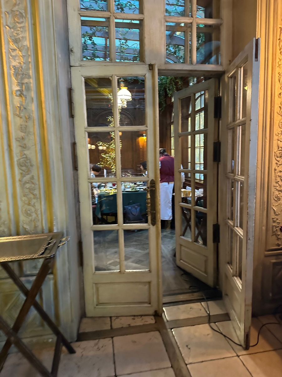 Вход в зал «Оранжерея»