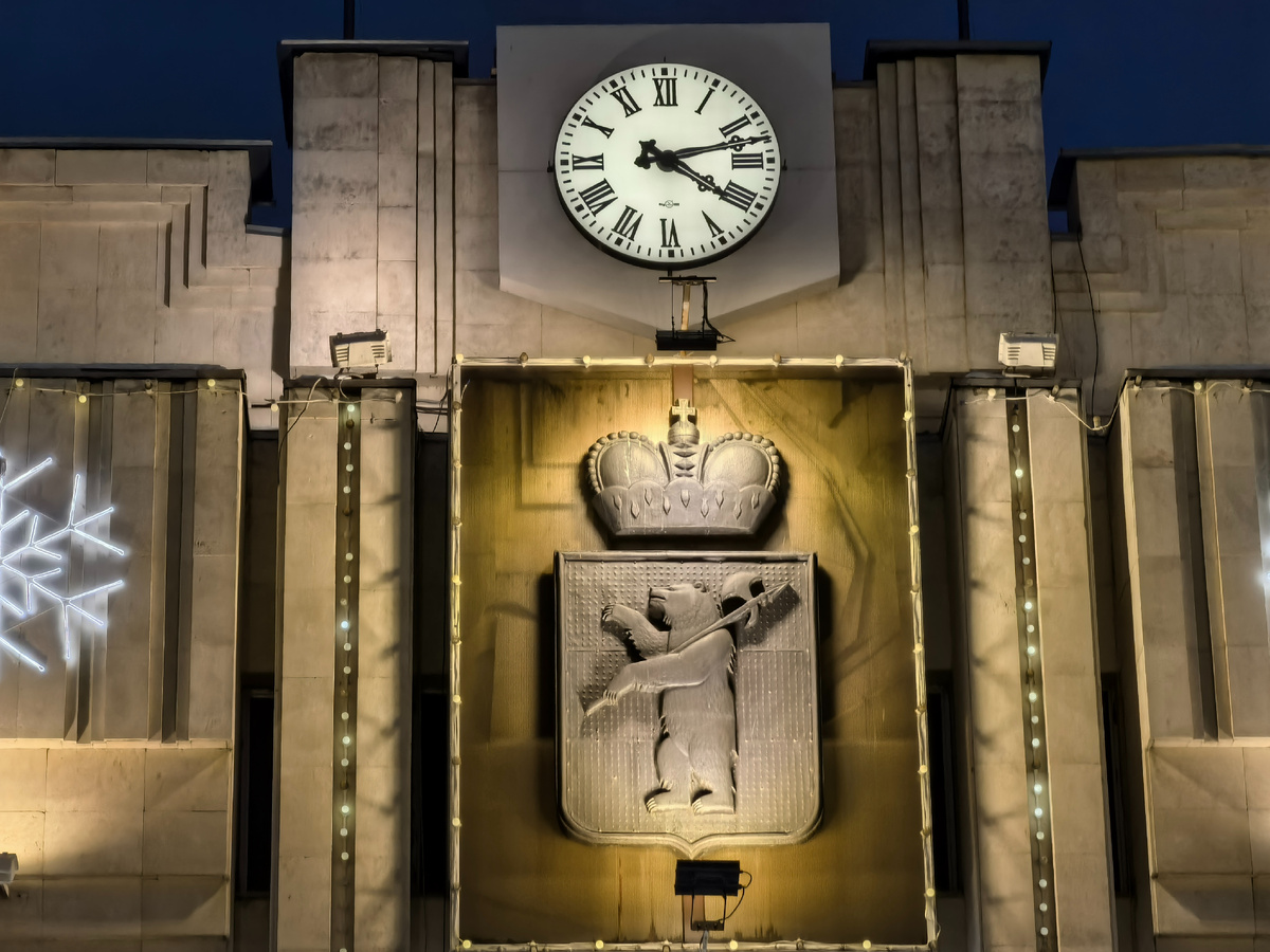 Герб на здании правительства. Фото автора