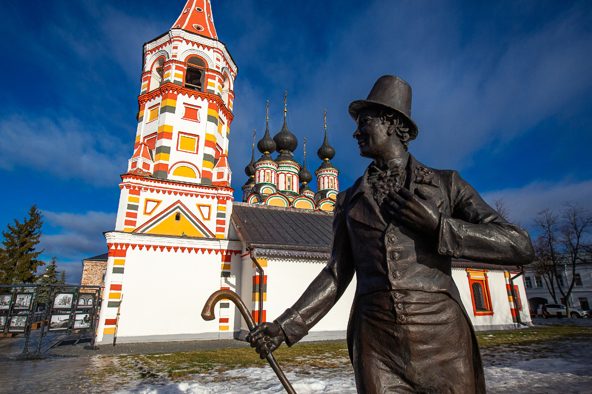 Памятник Михаилу Бальзаминову (Георгию Вицину) - главному герою известного советского фильма "Женитьба Бальзаминова" (1964). Детали. Суздаль, Владимирская область. Фото автора статьи
