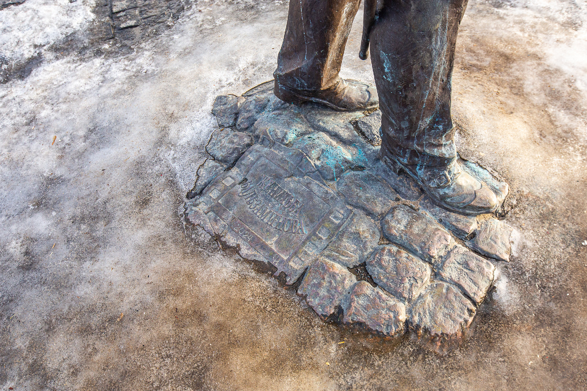 Памятник Михаилу Бальзаминову (Георгию Вицину) - главному герою известного советского фильма "Женитьба Бальзаминова" (1964). Детали. Суздаль, Владимирская область. Фото автора статьи