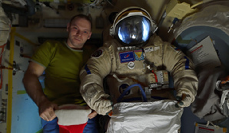 Иван Вагнер со скафандром «Орлан-МКС» ждут подарки к новому году. Фото: роскосмос