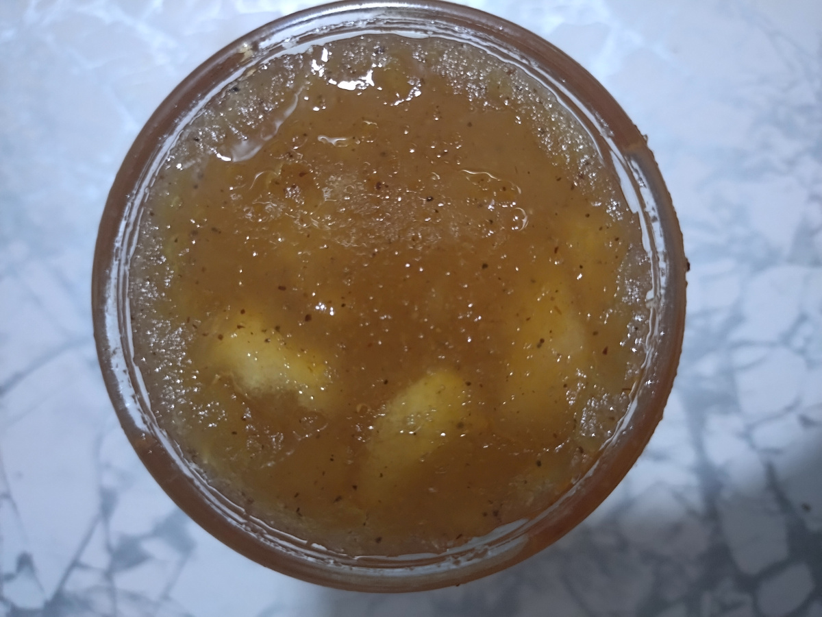 Варенье такое приятное на вид! Глянцевая поверхность, ровненькая такая и блестит.