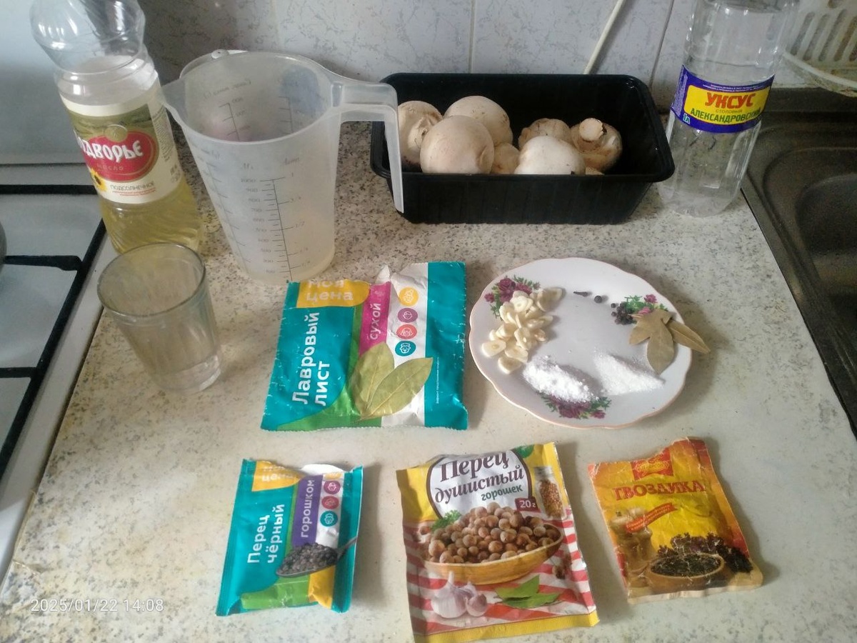 Продукты, необходимые для приготовления маринованных грибов