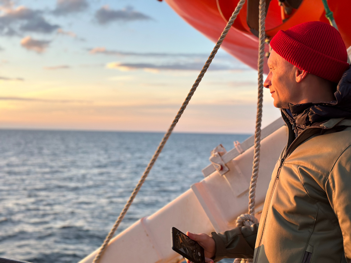 Под софтшелл надел пуховичок, так как рассвет в Тихом океане довольно холодный и мокрый