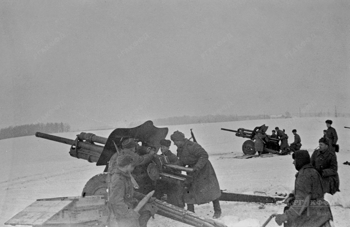 Орудийный расчет старшего лейтенанта А.П. Ефремова ведет огонь по немецким позициям / 3-й Белорусский фронт. 1945 г. / Фотограф: Сорока / РГАКФФД. Арх. № 0-89753