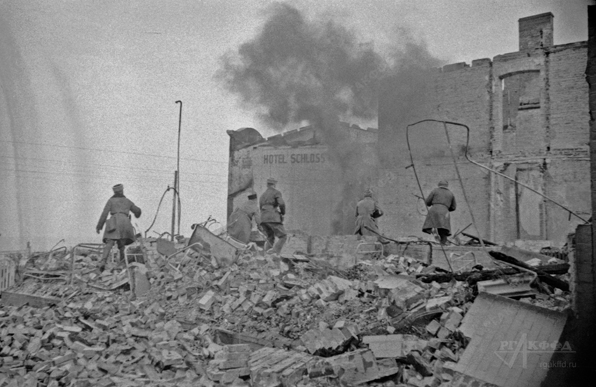 Автоматчики лейтенанта А. Асонычева ведут бой за населенный пункт юго-восточнее Кенигсберга / Восточная Пруссия. 02.1945 г. / Фотограф: Л.М. Доренский / РГАКФФД. Арх.№ 0255565