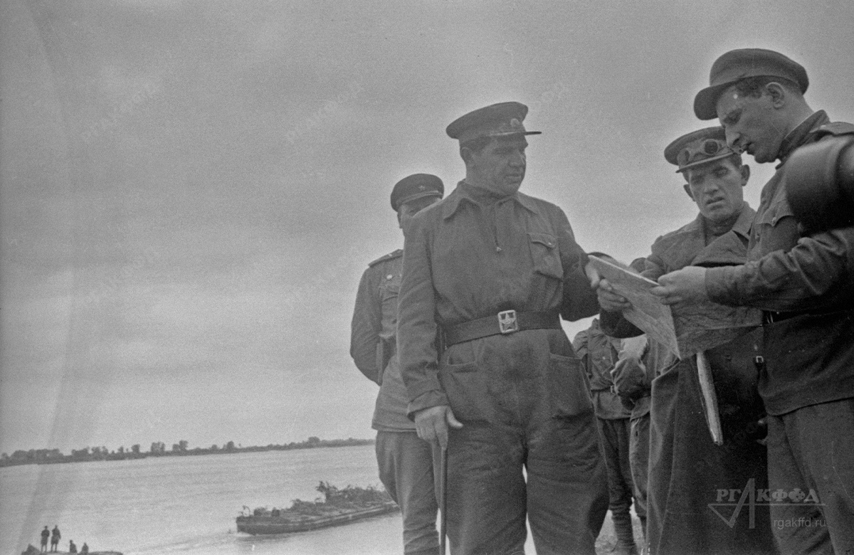 Генерал-полковник В.И. Чуйков у переправы через Вислу / 1944 г. / РГАКФФД. Арх.№ 0-320120