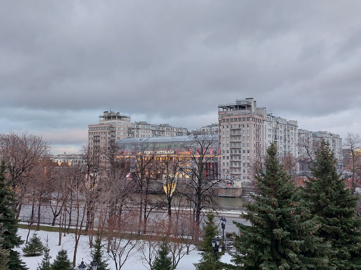 Москва. Театр Эстрады за деревьями