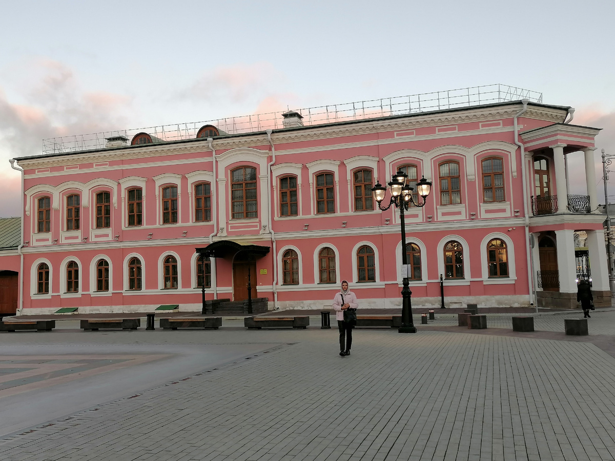 Вид на бывшее казённое реальное училище со стороны Соборной площади. 16 октября 2024 г.