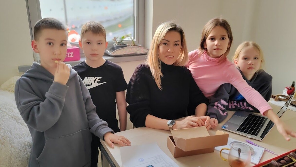    Маргарита Волянская с учениками и дочкой Марусей (в розовой кофте). Фото из личного архива героини