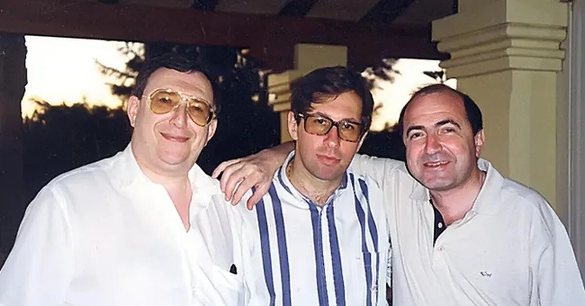 На фото Гусинский, Авен и Березовский, середина 90-х