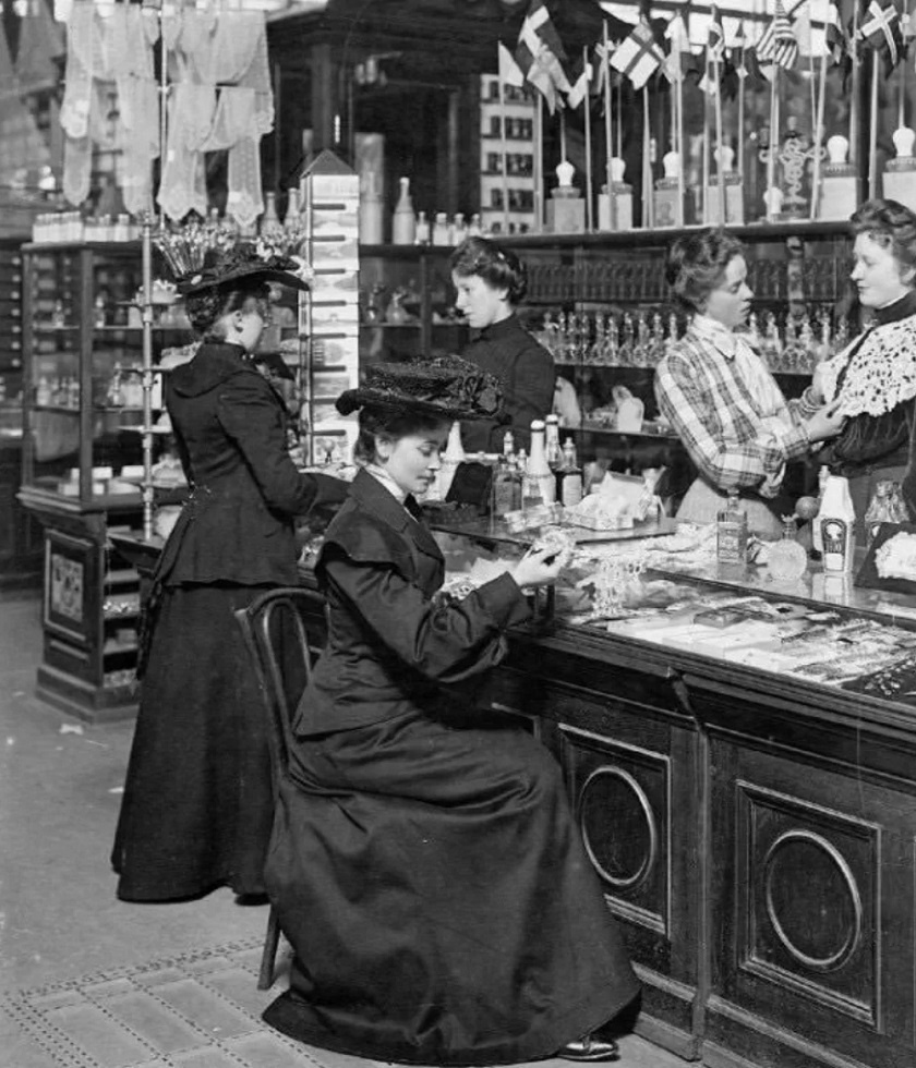 1904 год, женщины покупают косметику в одном из магазинов Копенгагена