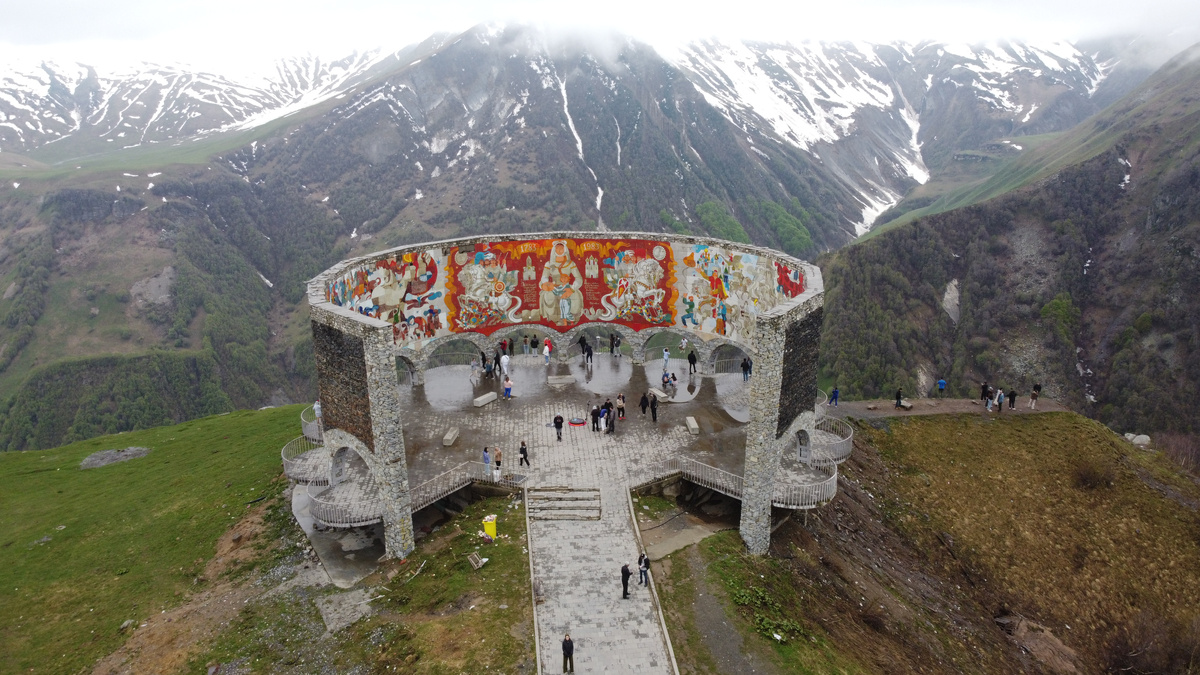 Арка Дружбы народов — первая достопримечательность Грузии на моем маршруте